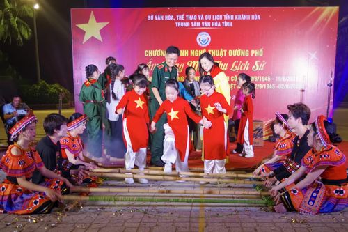 Đa dạng sắc màu nghệ thuật trong chương trình “Âm vang mùa thu lịch sử”