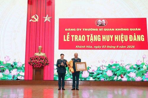Trường Sĩ quan Không quân trao Huy hiệu Đảng cho 18 đảng viên