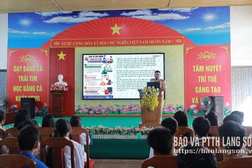 Trên 330 cán bộ, giáo viên và học sinh được tuyên truyền các quy định về an toàn giao thông