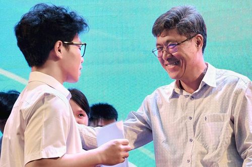 Trao hơn 2,7 tỷ đồng học bổng cho học sinh, sinh viên Nam Trung bộ và Tây Nguyên