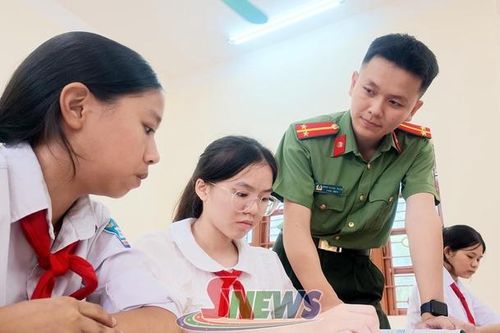 'Cõng chữ - Giữ an ninh'- Thắp sáng tương lai vùng biên
