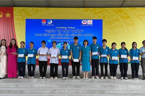 Hơn 5.000 học sinh tham gia hướng nghiệp 'Định vị bản thân'