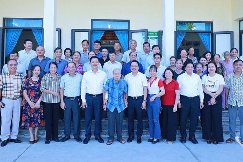 Đồng chí Vương Quốc Tuấn dự sinh hoạt Chi bộ tổ 39, phường Tích Lương