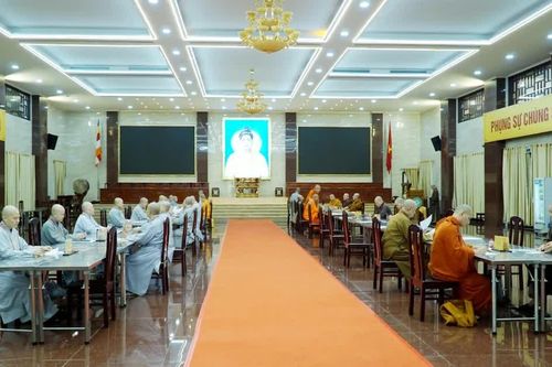 Ban Giám khảo Đại giới đàn Thanh Kiểm chấm bài thi viết của giới tử