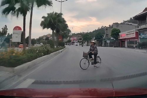 Ô tô chạy 85 km/h, tông văng người đi xe đạp sang đường