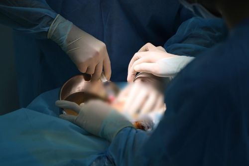 Cảnh báo biến chứng tiêm filler nâng ngực tại nhà