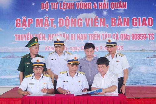 Khánh Hòa: Đưa 32 ngư dân gặp nạn trên biển về đất liền an toàn
