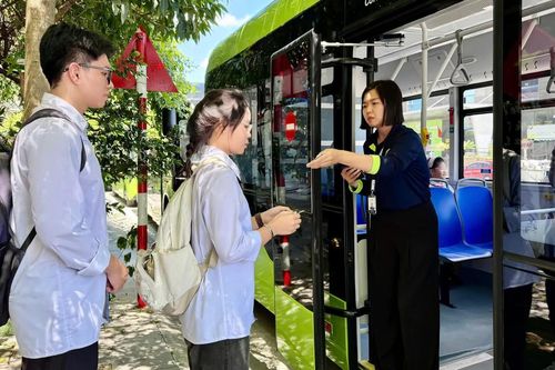 Quảng Ninh vận hành tuyến buýt điện miễn phí, đưa đón gần 2.000 học sinh