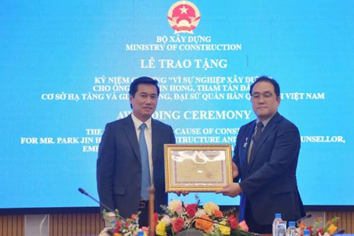 Bộ Xây dựng trao tặng Kỷ niệm chương 'Vì sự nghiệp xây dựng' cho ông Park Jin Hong