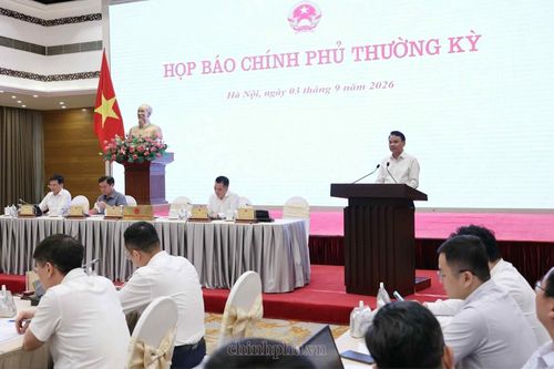 Ổn định vĩ mô tạo nền tảng tăng tốc những tháng cuối năm