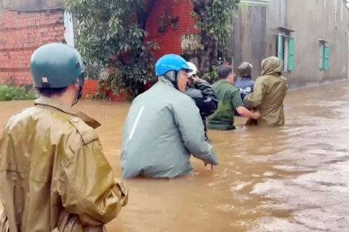 Công an Gia Lai hỗ trợ người dân vùng ngập