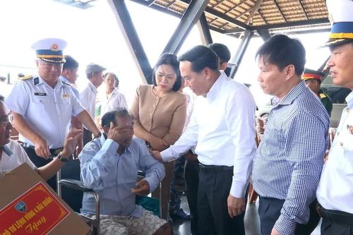 Bàn giao 32 ngư dân lâm nạn trên biển cho chính quyền địa phương và thân nhân