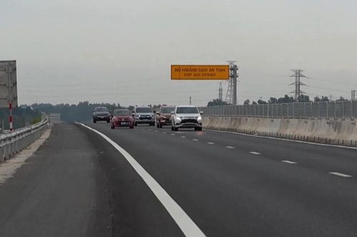 11 lái xe bị xử lý do không giữ khoảng cách an toàn trên cao tốc