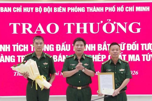 Bộ đội Biên phòng Thành phố Hồ Chí Minh thưởng 'nóng' tổ đánh án ma tuý