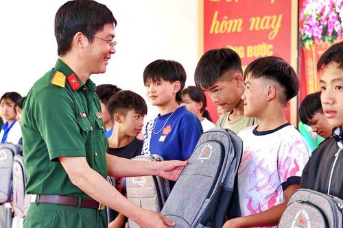 Binh đoàn 12 tặng 980 cặp sách cho học sinh vùng cao Y Tý trước ngày khai giảng