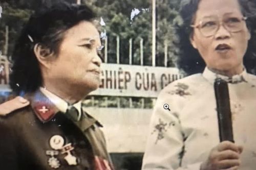 Cô gái Tày Cao Bằng kéo Quốc kỳ ngày Độc lập