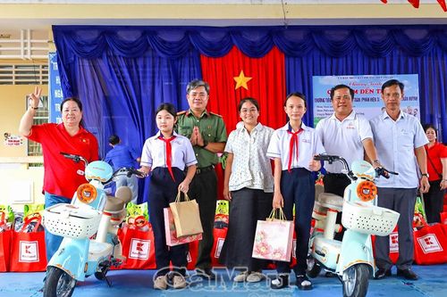 Đồng hành cùng học sinh khó khăn