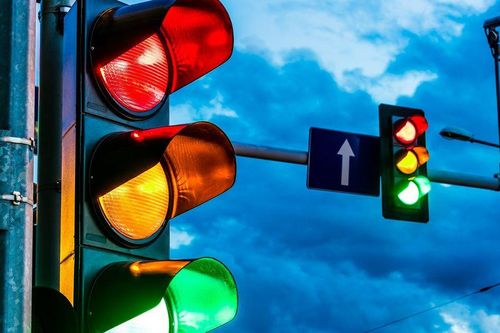 Tại sao đèn giao thông có 3 màu xanh, vàng, đỏ mà không phải màu khác?