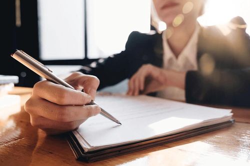 Muốn hủy bảo hiểm nhân thọ trước hạn, cần biết gì để tránh thiệt hại?