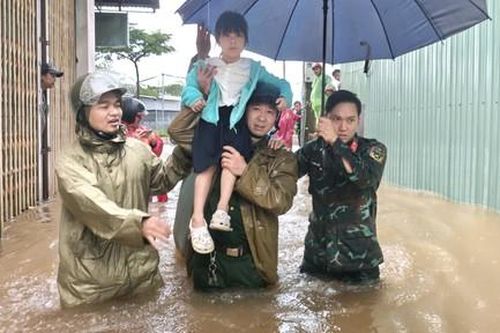 Hơn 50 cán bộ, chiến sĩ Công an hỗ trợ người dân vùng ngập lụt