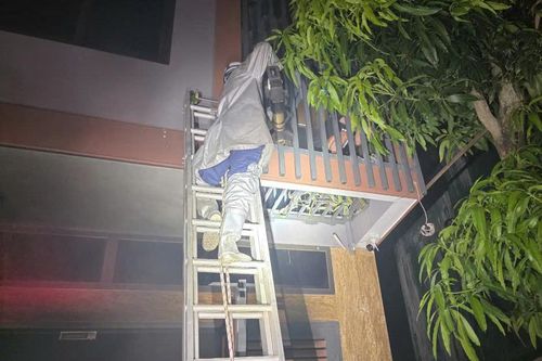 Cảnh sát cắt chuồng cọp cứu 2 người mắc kẹt trong ngôi nhà cháy ở Hà Nội