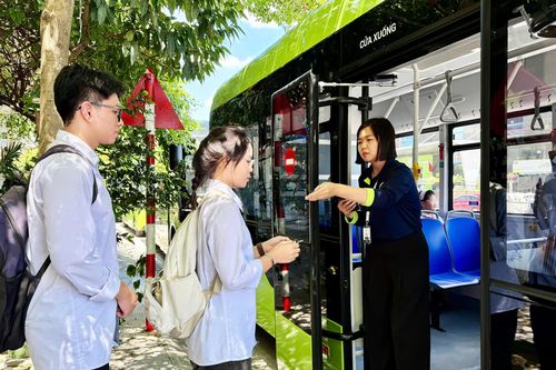 Quảng Ninh triển khai tuyến xe buýt điện miễn phí đưa đón học sinh