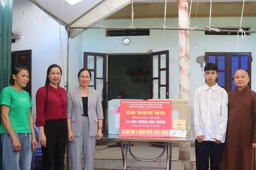 Mặt trận thành phố tiếp sức học sinh dân tộc Dao vượt khó