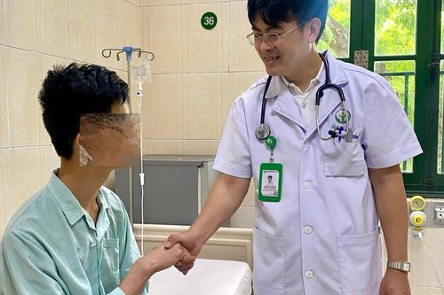 Người mẹ Việt kiều đưa con trai từ Đức về Việt Nam sửa dị tật lồng ngực