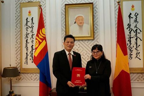Đạo diễn Lê Quý Dương được vinh danh và trao tặng danh hiệu 'Giáo sư danh dự'