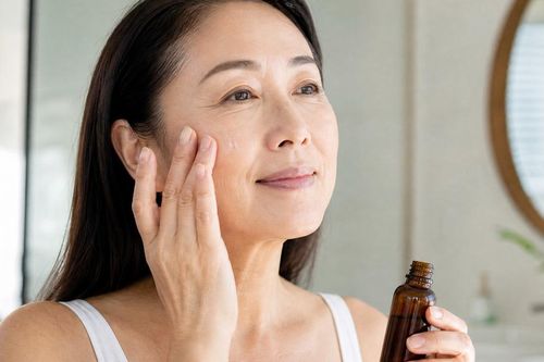 7 thói quen buổi sáng giúp bảo vệ làn da ở tuổi trung niên