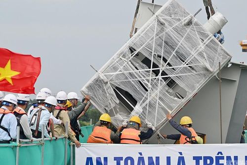 Tăng tốc thi công cầu Trần Hưng Đạo: Hàng trăm công nhân làm việc ngày đêm