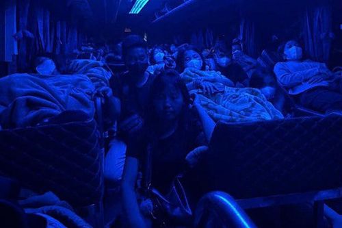 Chở vượt 12 người, lái xe và chủ phương tiện đối mặt mức phạt hơn 92 triệu đồng