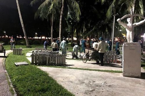 Thức trắng đêm sau màn pháo hoa rực rỡ để công viên sạch đẹp lúc bình minh
