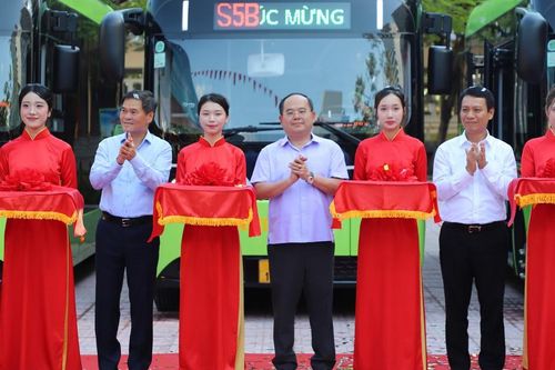 Quảng Ninh khai trương xe buýt điện miễn phí đưa đón học sinh đến trường