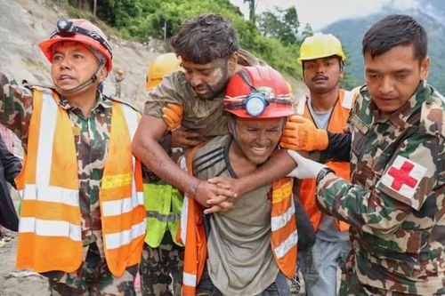 Khoảnh khắc cứu 2 công nhân khỏi đường hầm 9 ngày sau lũ quét ở Nepal
