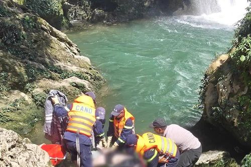 Nghỉ lễ đi tắm thác, thanh niên tử vong mắc kẹt trong hang đá