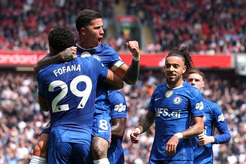 Nghịch lý tiền vệ 100 triệu bảng ở Premier League