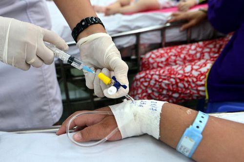 Bé gái sốc nặng, tổn thương gan thận sau 5 ngày sốt