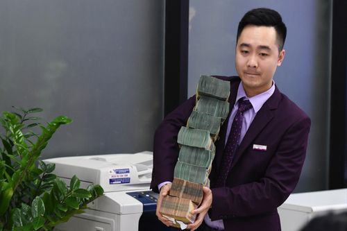 Tiền đổ vào ngân hàng, tăng trưởng huy động bất ngờ vượt cho vay