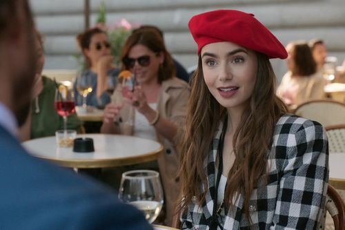 Lý do 'Emily in Paris' hút khách dù nội dung sáo rỗng