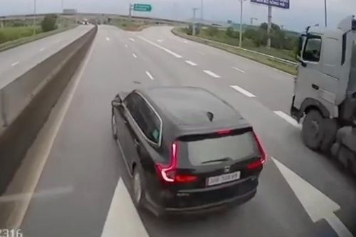 Ôtô con bất ngờ phanh gấp để vào lối rẽ trên cao tốc