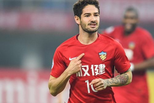 Pato mua đội bóng Anh