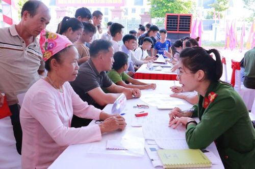 Vượt núi đến trường, học sinh vùng khó khăn háo hức ngày nhập học