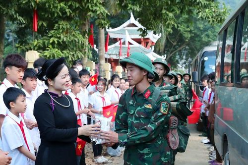 Bộ đội Sư đoàn 3 - Sao Vàng góp sức dựng trường nơi biên giới