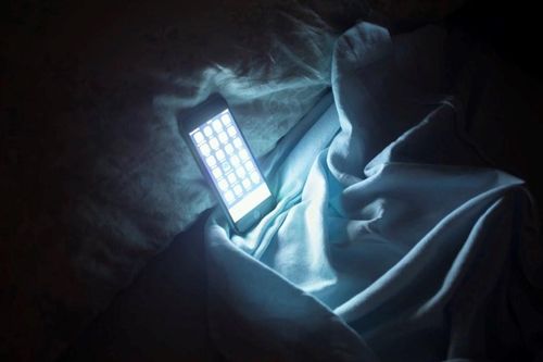 Hậu quả khôn lường khi để điện thoại bên giường khi ngủ