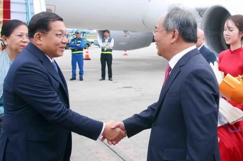 [Ảnh] Tổng thống Myanmar và Phu nhân đến Hà Nội, bắt đầu thăm chính thức Việt Nam