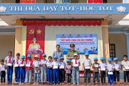 Quảng Trị: Chương trình 'Tiếp bước cùng em đến trường' tại vùng cao Hướng Hiệp