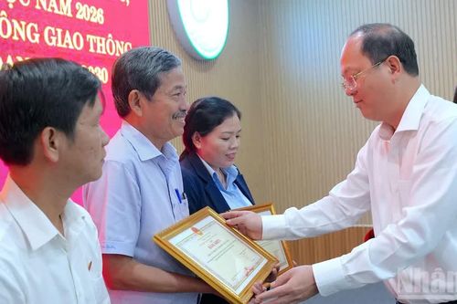 Vừa hoàn thành xong hơn 1.000 căn nhà, Cà Mau phát động đột phá giao thông nông thôn