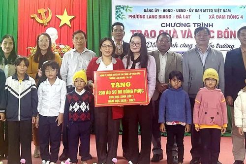 Lâm Đồng: Phường Lang Biang-Đà Lạt trao đồng phục phối hoa văn thổ cẩm tặng học sinh