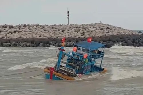Hai tàu cá chìm tại cửa biển cảng La Gi, Lâm Đồng